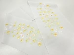 未使用品　縮緬地花模様刺繍半衿